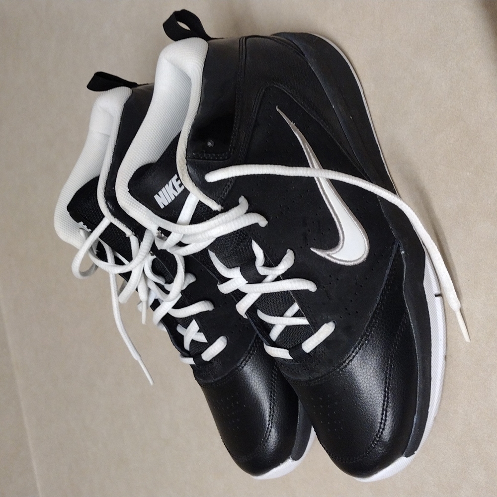 Boys Nike Team Hustle D5  Size 7